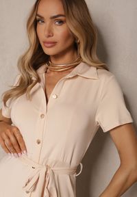Renee - Jasnobeżowa Sukienka Koszulowa z Wiązanym Paskiem Asheila. Kolor: beżowy. Materiał: materiał. Długość rękawa: krótki rękaw. Wzór: aplikacja. Typ sukienki: koszulowe. Długość: midi