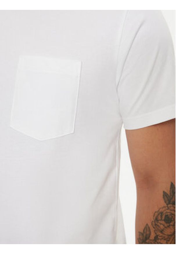 GAP - Gap T-Shirt 507947-00 Biały Regular Fit. Kolor: biały. Materiał: bawełna, syntetyk