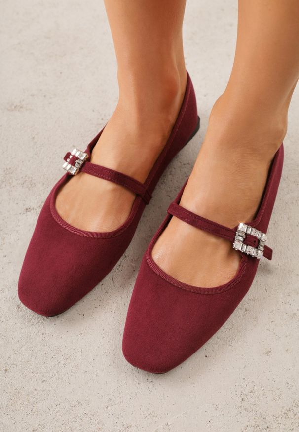 Born2be - Bordowe Balerinki z Imitacji Zamszu z Paskiem z Biżuteryjną Klamerką Elintora. Okazja: na co dzień, do pracy, na spotkanie biznesowe. Zapięcie: pasek. Kolor: czerwony. Materiał: zamsz. Styl: klasyczny, casual, biznesowy, elegancki