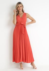 Born2be - Czerwona Plisowana Sukienka Maxi z Gumką w Pasie i Materiałowym Paskiem Biak. Okazja: na ślub cywilny, na imprezę, na wesele. Kolor: czerwony. Materiał: materiał. Sezon: lato. Typ sukienki: kopertowe. Styl: klasyczny, elegancki. Długość: maxi