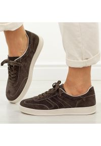 Brązowe skórzane półbuty damskie Vinceza 95400. Okazja: na co dzień. Nosek buta: okrągły. Zapięcie: sznurówki. Kolor: brązowy. Materiał: skóra, nubuk. Szerokość cholewki: normalna. Sezon: wiosna, jesień, lato. Styl: casual, klasyczny #1