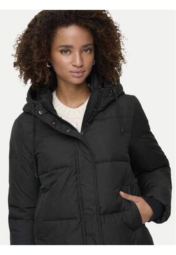 only - ONLY Kurtka puchowa Alice 15316455 Czarny Regular Fit. Kolor: czarny. Materiał: syntetyk