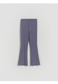 Reserved - Dzianinowe legginsy w prążek - niebieski. Kolor: niebieski. Materiał: dzianina. Wzór: prążki