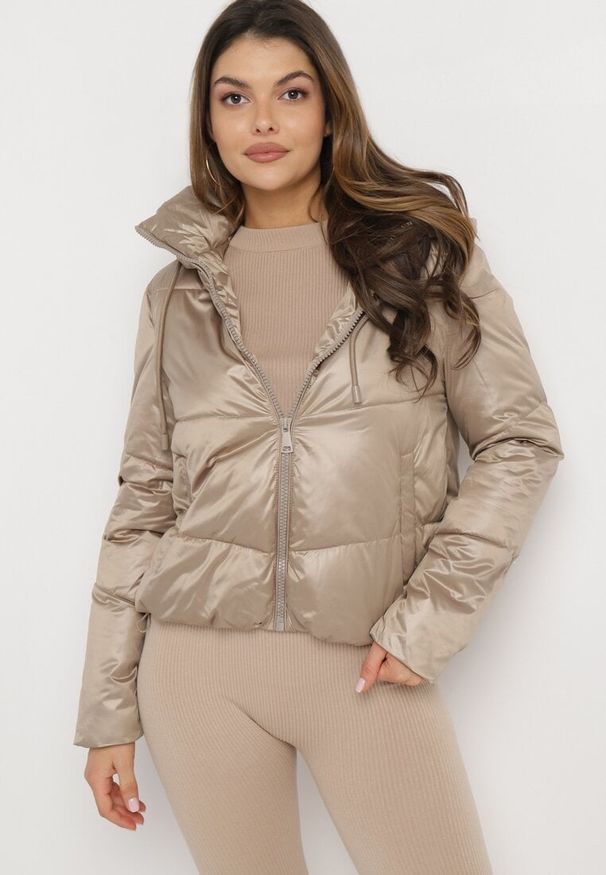 Born2be - Ciemnobeżowa Pikowana Kurtka z Kapturem i Ściągaczem w Talii Atirim. Typ kołnierza: kaptur. Kolor: beżowy. Styl: elegancki