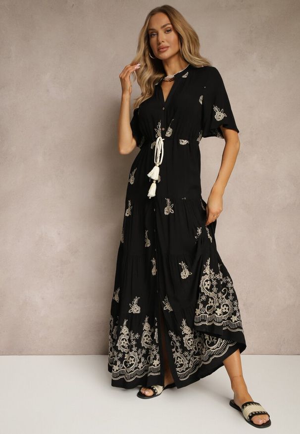 Renee - Czarna Rozkloszowana Sukienka Boho z Wiskozy Zdobiona Haftem i Wiązaniem Falvania. Okazja: na co dzień, na randkę. Typ kołnierza: dekolt w kształcie V. Kolor: czarny. Materiał: wiskoza. Wzór: aplikacja, haft. Styl: boho