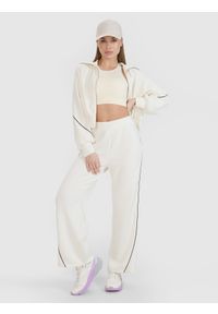 4f - 4F Bluza dresowa rozpinana bez kaptura damska 4F x Anna Lewandowska - biała L. Okazja: na co dzień. Typ kołnierza: bez kaptura. Kolor: biały. Materiał: dresówka. Długość rękawa: raglanowy rękaw. Wzór: gładki, ze splotem. Styl: casual, klasyczny, sportowy #2