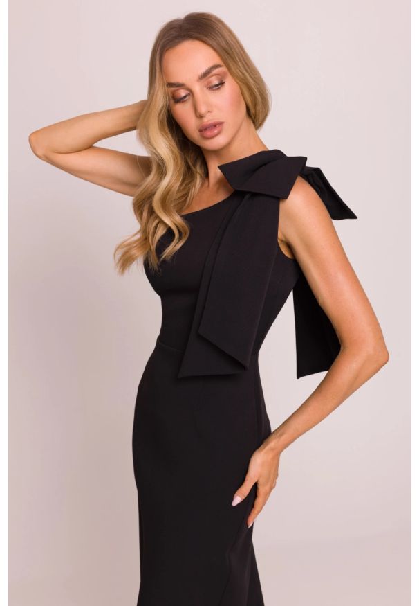 MOE - Elegancka sukienka ołówkowa na jedno ramię z kokardą czarna. Okazja: na ślub cywilny, na wesele, na imprezę. Typ kołnierza: kokarda. Kolor: czarny. Typ sukienki: ołówkowe. Styl: elegancki