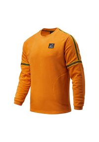 Bluza New Balance MT13513MOE - pomarańczowa. Okazja: na spacer. Kolor: pomarańczowy. Materiał: tkanina, polar, materiał. Długość: długie. Wzór: napisy, aplikacja. Sezon: zima