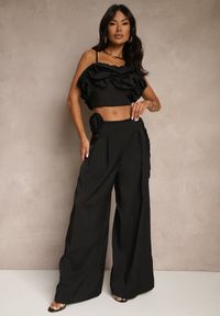 Renee - Czarne Spodnie o Szerokim Kroju High Waist z Kwiatem 3D Firalisse. Okazja: na co dzień. Stan: podwyższony. Kolor: czarny. Wzór: kwiaty. Styl: klasyczny, elegancki, casual