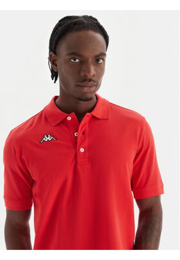 Kappa Polo Logo Sharas Mss 302B3D0 Czerwony Regular Fit. Typ kołnierza: polo. Kolor: czerwony. Materiał: bawełna