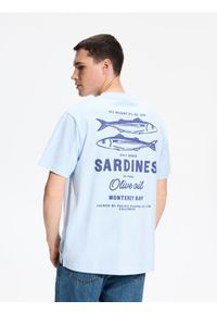 Reserved - T-shirt comfort z nadrukiem na plecach - jasnoniebieski. Kolor: niebieski. Materiał: bawełna, dzianina. Wzór: nadruk #1