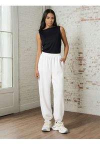 Sinsay - Spodnie dresowe jogger scuba z domieszką wiskozy - kremowy. Kolor: kremowy. Materiał: wiskoza, dresówka #1