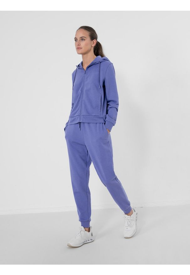4f - Spodnie dresowe jogggery damskie. Kolor: niebieski. Materiał: dresówka