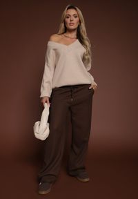 Renee - Beżowy Sweter z Kaszmirem i Trójkątnym Dekoltem Plenne. Kolor: beżowy. Materiał: kaszmir. Styl: klasyczny #6
