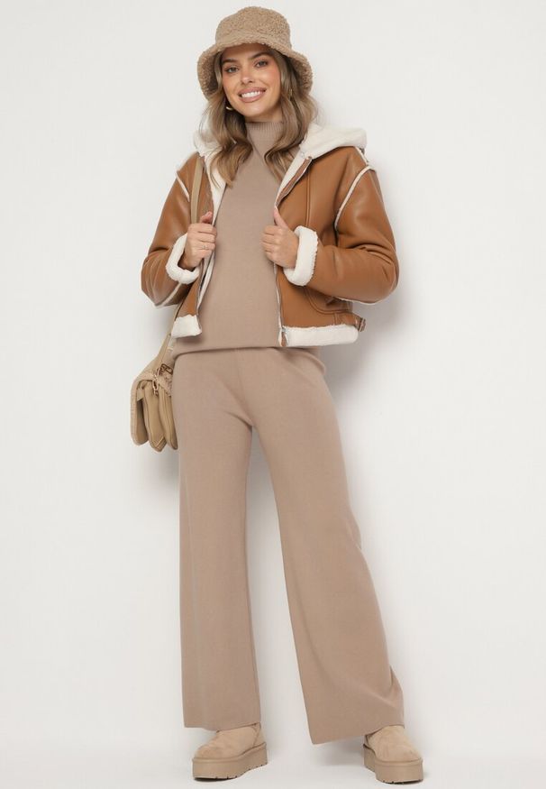 Born2be - Ciemnobeżowy Dzianinowy 2-częściowy Komplet z Wiskozą Sweter z Półgolfem i Szerokie Spodnie Firizia. Kolor: beżowy. Materiał: dzianina, wiskoza