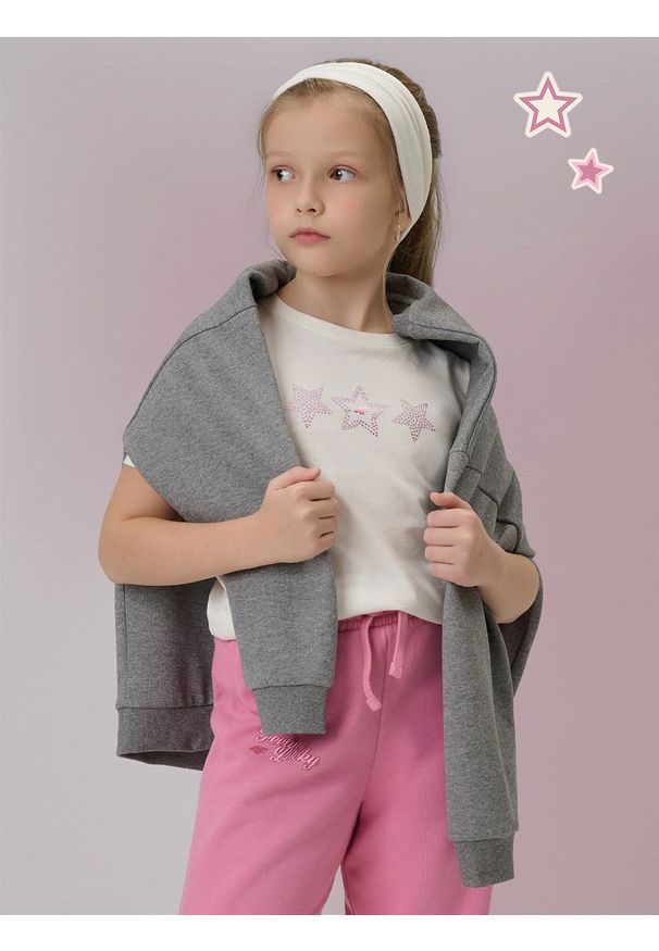 4f - 4F T-shirt regular z nadrukiem dziewczęcy - biały 140 (9-10 lat). Okazja: na co dzień. Kolor: biały. Materiał: skóra, bawełna, materiał. Długość rękawa: krótki rękaw. Długość: krótkie. Wzór: nadruk. Sezon: lato. Styl: casual