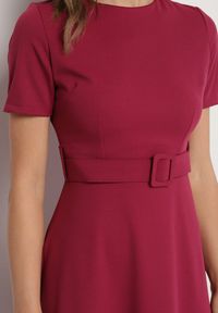 Born2be - Bordowa Rozkloszowana Sukienka Ozdobiona Paskiem Desianna. Okazja: na co dzień. Kolor: czerwony. Wzór: aplikacja. Typ sukienki: proste. Styl: klasyczny, casual, elegancki #3