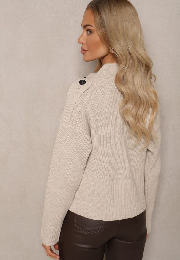 Renee - Jasnobeżowy Klasyczny Kardigan z Ozdobnym Paskiem z Guzikami w Talii Tilika. Okazja: na co dzień. Kolor: beżowy. Materiał: jeans. Sezon: wiosna, lato. Styl: klasyczny