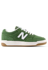 Buty dziecięce New Balance GSB480SA – zielone. Okazja: na co dzień, na uczelnię. Kolor: zielony. Materiał: zamsz, materiał, syntetyk. Szerokość cholewki: normalna. Sport: turystyka piesza