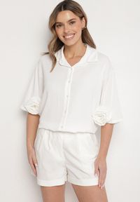 Born2be - Biała Koszula z Aplikacjami Kwiatów 3D Tenemara. Okazja: na co dzień. Typ kołnierza: kołnierzyk klasyczny. Kolor: biały. Materiał: jeans. Długość rękawa: długi rękaw. Długość: długie. Wzór: aplikacja, kwiaty. Styl: klasyczny, casual #3