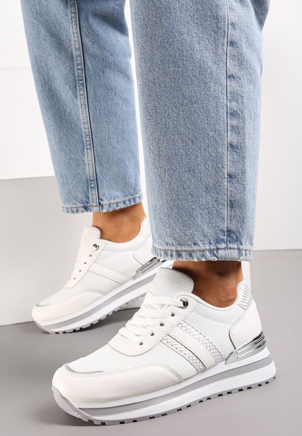 Renee - Białe Sneakersy na Podeszwie w Paski z Metalicznymi Wstawkami i Siateczką Silenalo. Zapięcie: pasek. Kolor: biały. Materiał: materiał. Wzór: paski