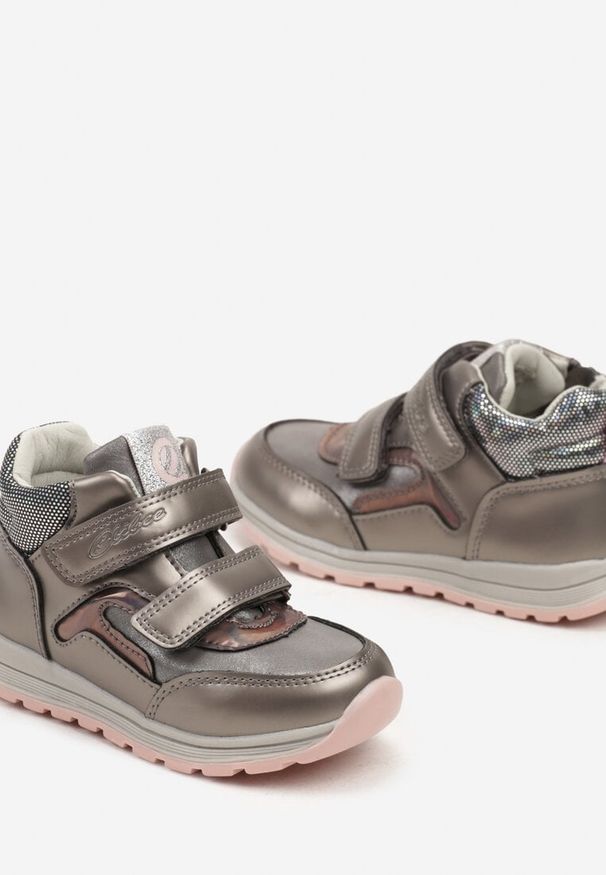 Born2be - Złote Botki Clibee w Stylu Sneakersów ze Skórzaną Wkładką Ozdobione Przeszyciami Romisya. Okazja: na uczelnię, na co dzień. Zapięcie: rzepy. Kolor: złoty. Materiał: skóra. Wzór: aplikacja. Styl: casual, elegancki
