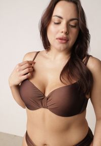 Born2be - Brązowe Bikini Biustonosz i Figi z Ozdobnym Marszczeniem i Aplikacją Periete. Kolor: brązowy. Wzór: aplikacja #2