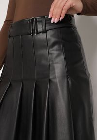 Born2be - Czarna Rozkloszowana Spódnica z Imitacji Skóry Zdobiona Plisami Tusbella. Okazja: na co dzień. Kolor: czarny. Materiał: skóra. Wzór: aplikacja. Styl: casual, elegancki #6