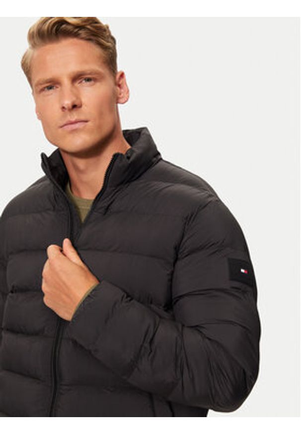 TOMMY HILFIGER - Tommy Hilfiger Kurtka zimowa MW0MW37259 Czarny Regular Fit. Kolor: czarny. Materiał: syntetyk. Sezon: zima