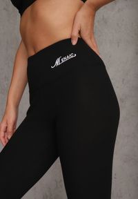 Renee - Czarne Prążkowane Legginsy High Waist z Haftowanym Napisem z Boku Eunedeia. Okazja: na co dzień. Stan: podwyższony. Kolor: czarny. Materiał: prążkowany. Długość: krótkie. Wzór: napisy, haft. Styl: elegancki, casual #2