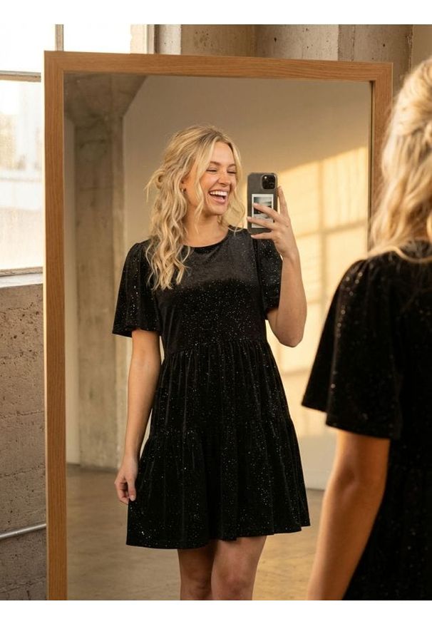 Sinsay - Sukienka bombka z połyskującą aplikacją - czarny. Kolor: czarny. Wzór: aplikacja. Typ sukienki: bombki