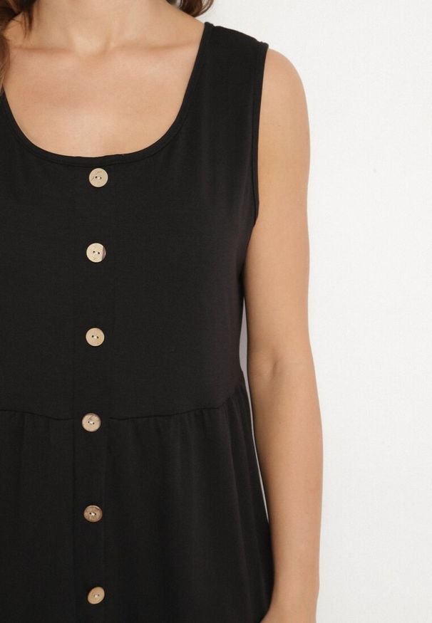 Born2be - Czarna Sukienka o Rozkloszowanym Kroju na Szerokich Ramiączkach z Guzikami Saniella. Okazja: na co dzień. Kolor: czarny. Długość rękawa: na ramiączkach. Typ sukienki: rozkloszowane. Styl: klasyczny, casual, elegancki