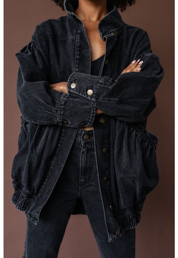 Marsala - Katana kurtka jeansowa oversize z marszczeniami - CHILL BLACK DENIM JACKET. Materiał: jeans, denim