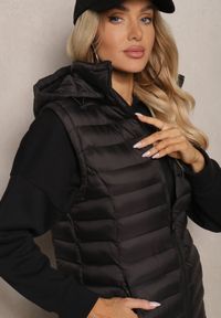 Renee - Czarna Długa Kamizelka z Kapturem i Ozdobnym Pikowaniem Vitiena. Okazja: na co dzień. Typ kołnierza: kaptur. Kolor: czarny. Materiał: jeans, satyna. Długość: długie. Styl: wizytowy, elegancki, casual #3