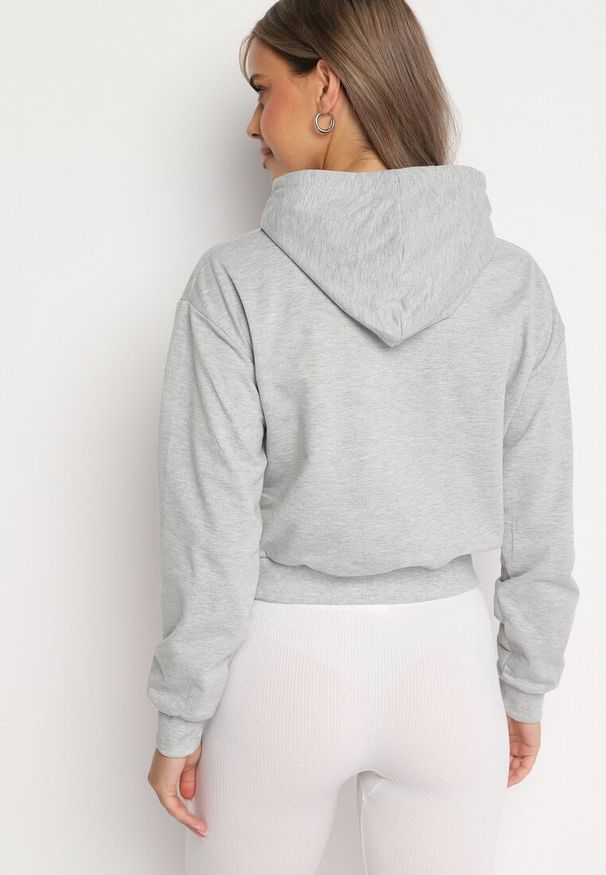 Born2be - Jasnoszara Bluza z Dodatkiem Bawełny z Kapturem Wykończona Ściągaczami Evista. Okazja: na co dzień, na spotkanie biznesowe. Typ kołnierza: kaptur. Kolor: szary. Materiał: bawełna. Styl: casual, elegancki, biznesowy