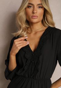 Renee - Czarna Sukienka Mini z Gumką w Talii i Koronkowymi Wstawkami Kelia. Okazja: na co dzień, na imprezę. Kolor: czarny. Materiał: koronka. Typ sukienki: proste. Styl: casual, elegancki. Długość: mini #3