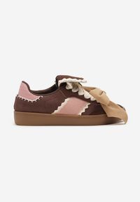 Renee - Brązowe Sneakersy Ozdobione Geometrycznym Wzorem i Kokardą Cedionna. Okazja: na co dzień. Kolor: brązowy. Materiał: jeans. Wzór: aplikacja, geometria