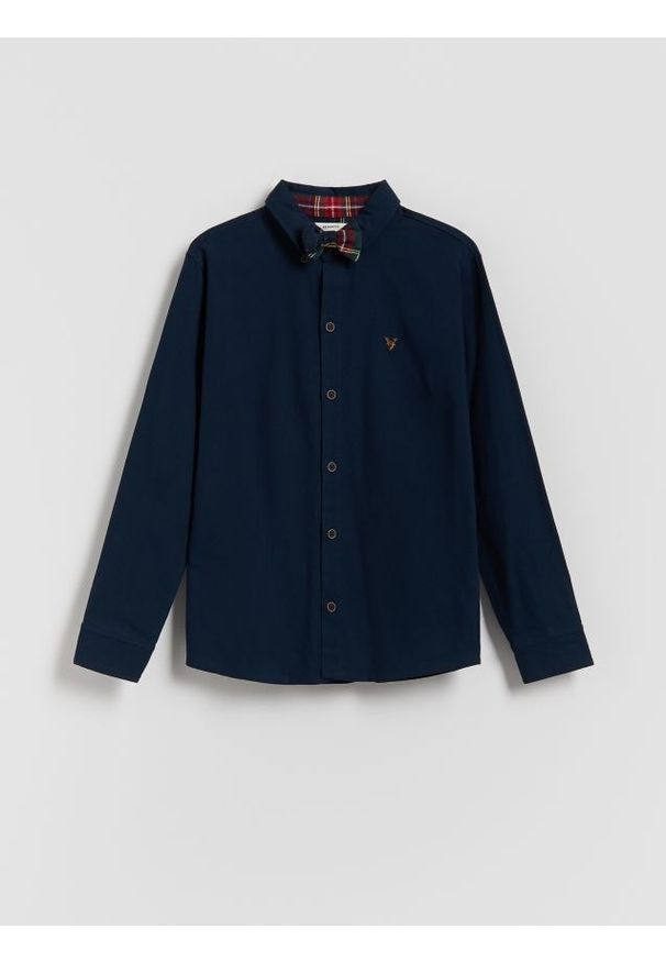 Reserved - Bawełniana koszula z muszką - granatowy. Kolor: niebieski. Materiał: bawełna
