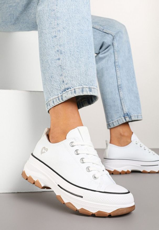 Born2be - Białe Trampki na Grubej Tłoczonej Podeszwie z Sercem Hohna. Okazja: na co dzień. Kolor: biały. Materiał: jeans. Styl: klasyczny, casual