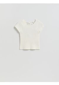 Reserved - Dzianinowa bluzka - kremowy. Kolor: kremowy. Materiał: dzianina. Styl: klasyczny #1