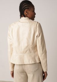 Born2be - Beżowa Taliowana Kurtka Ramoneska z Kontrastowymi Lamówkami Nissalea. Okazja: na co dzień. Kolor: beżowy. Materiał: poliester, skóra, jeans. Styl: casual #6