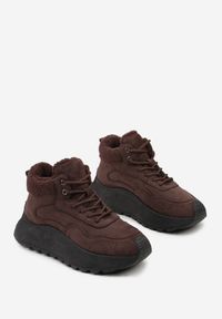 Born2be - Brązowe Sneakersy Śniegowce Vices na Grubej Podeszwie Ozdobione Futerkiem i Napisem Nelinena. Okazja: na co dzień. Kolor: brązowy. Materiał: futro. Wzór: aplikacja, napisy. Sport: golf #3
