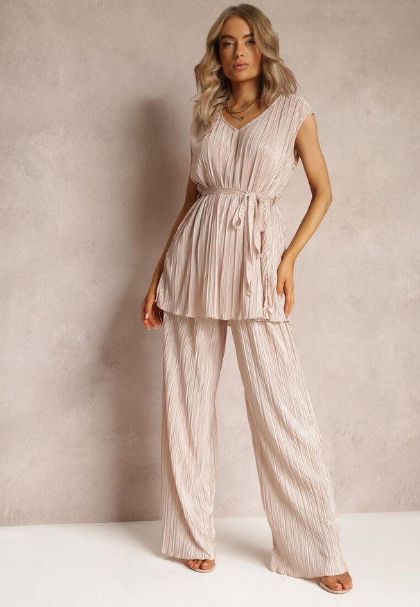Renee - Beżowy Plisowany 2-Częściowy Komplet Bluzka z Materiałowym Paskiem oraz Szerokie Długie Spodnie Lasion. Kolor: beżowy. Materiał: materiał