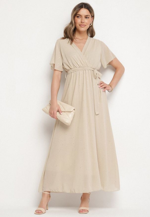 Born2be - Beżowa Brokatowa Sukienka Koktajlowa Ozdobiona Paskiem Ziliane. Okazja: na imprezę. Kolor: beżowy. Wzór: aplikacja. Styl: wizytowy