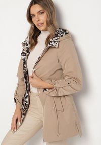 Born2be - Ciemnobeżowa Kurtka w Stylu Parki z Odpinanym Kapturem i Ozdobną Podszewką Ismerife. Okazja: na co dzień, na spacer. Kolor: beżowy. Styl: casual #3