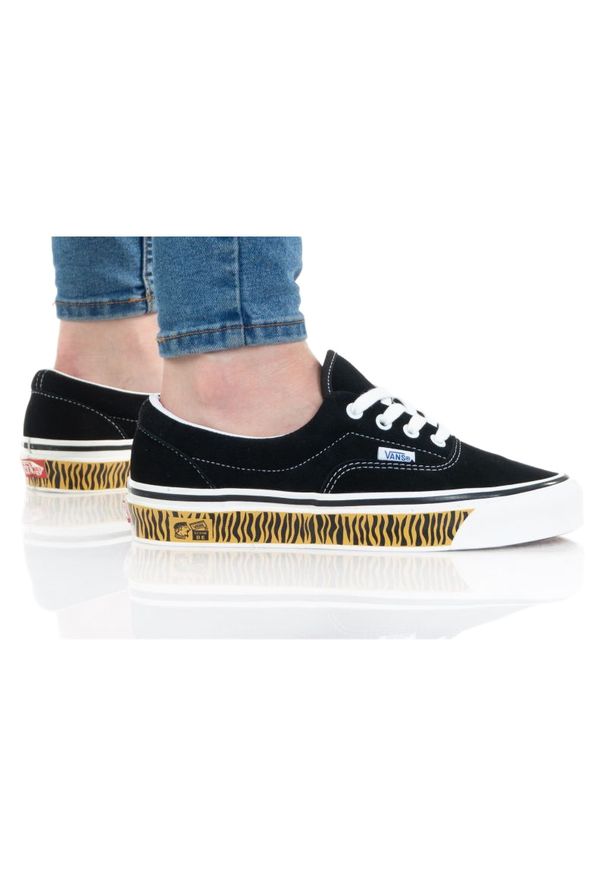Buty Vans Era 95 Dx W VN0A2RR11UY1 czarne. Okazja: na co dzień. Kolor: czarny. Materiał: materiał, guma, syntetyk. Szerokość cholewki: normalna. Styl: casual