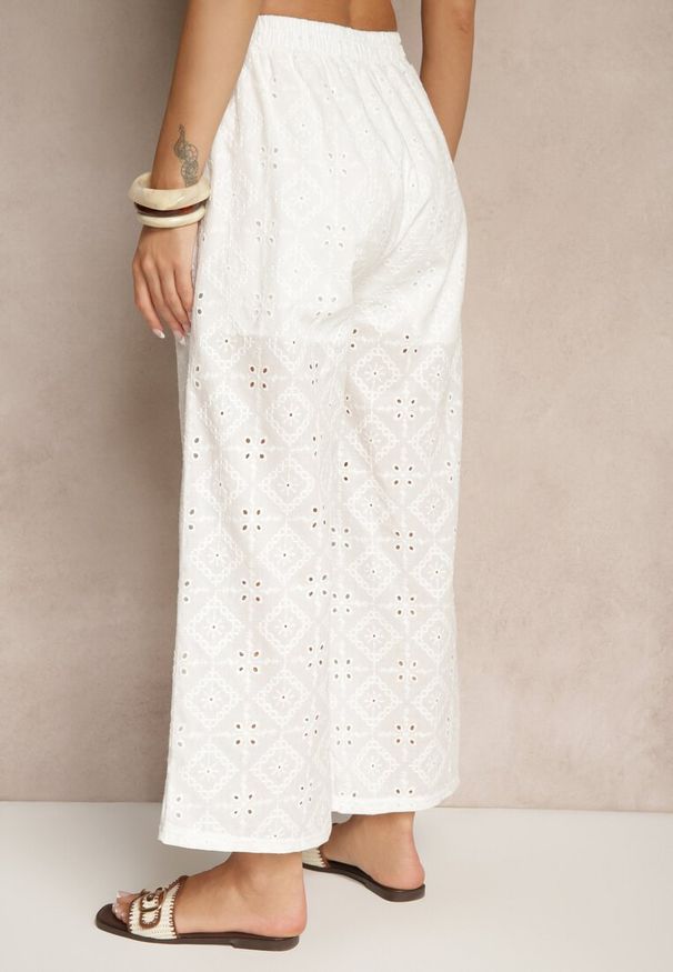 Renee - Białe Spodnie High Waist z Bawełnianej Tkaniny Zdobionej Haftem Mevirona. Okazja: na co dzień. Stan: podwyższony. Kolor: biały. Materiał: tkanina, bawełna. Wzór: haft, aplikacja. Styl: casual, elegancki