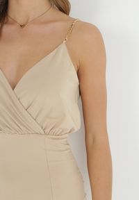 Born2be - Beżowa Asymetryczna Sukienka Maxi na Jedno Ramię z Łańcuszkiem Przy Ramieniu Kesilli. Kolekcja: dla wysokich. Kolor: beżowy. Materiał: wiskoza. Sezon: lato. Typ sukienki: asymetryczne. Styl: elegancki. Długość: maxi #4