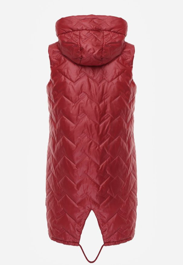 Born2be - Czerwona Przejściowa Kamizelka Pikowana o Długim Kroju z Kapturem i Naszywką Harmaste. Okazja: na co dzień. Typ kołnierza: kaptur. Kolor: czerwony. Materiał: jeans. Długość: długie. Wzór: aplikacja. Styl: casual