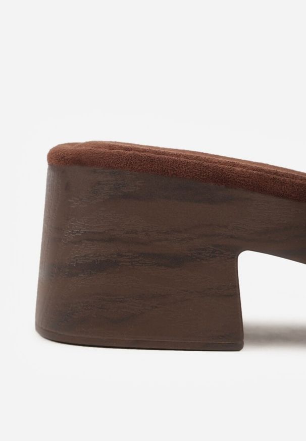 Renee - Brązowe Klapki w Stylu Drewniaków z Nitami na Klockowym Obcasie Junikofa. Okazja: na co dzień. Kolor: brązowy. Materiał: koronka, zamsz. Obcas: na obcasie. Styl: rockowy, casual. Wysokość obcasa: średni